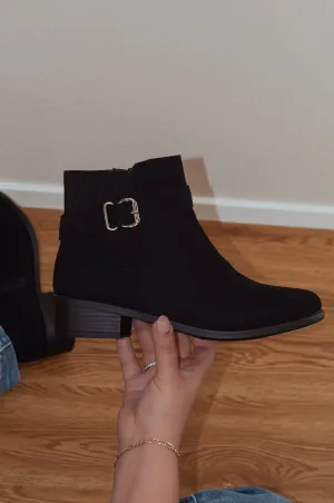 Alana - Low Heel Chelsea Boots, Chunky Sole & Elastic Gore, Perfect for Casual or Dressy Winter Looks