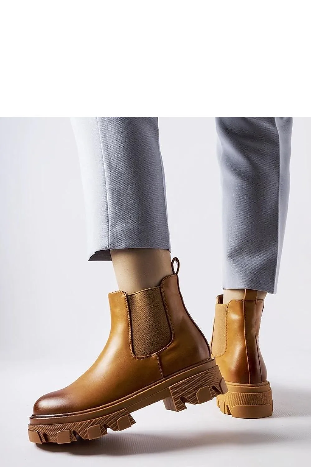 Brown slip-on solid Castell boots