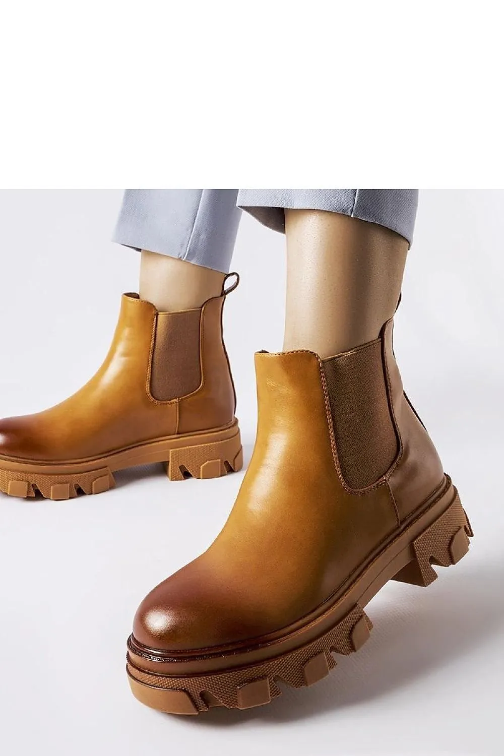 Brown slip-on solid Castell boots