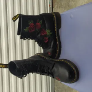 Dr. Martens Vonda Embroidered Rose Combat Boots Lace Up 8-eye Black Leather Sz.7
