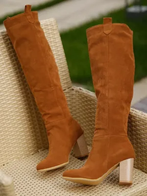 Fashionable warm women's winter boots