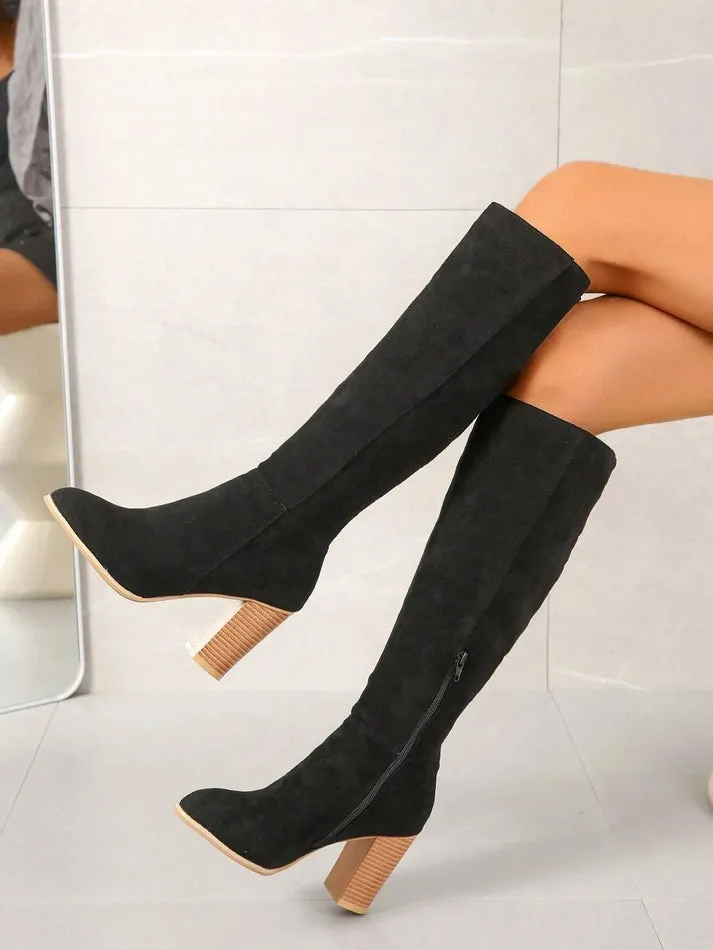 Fashionable warm women's winter boots