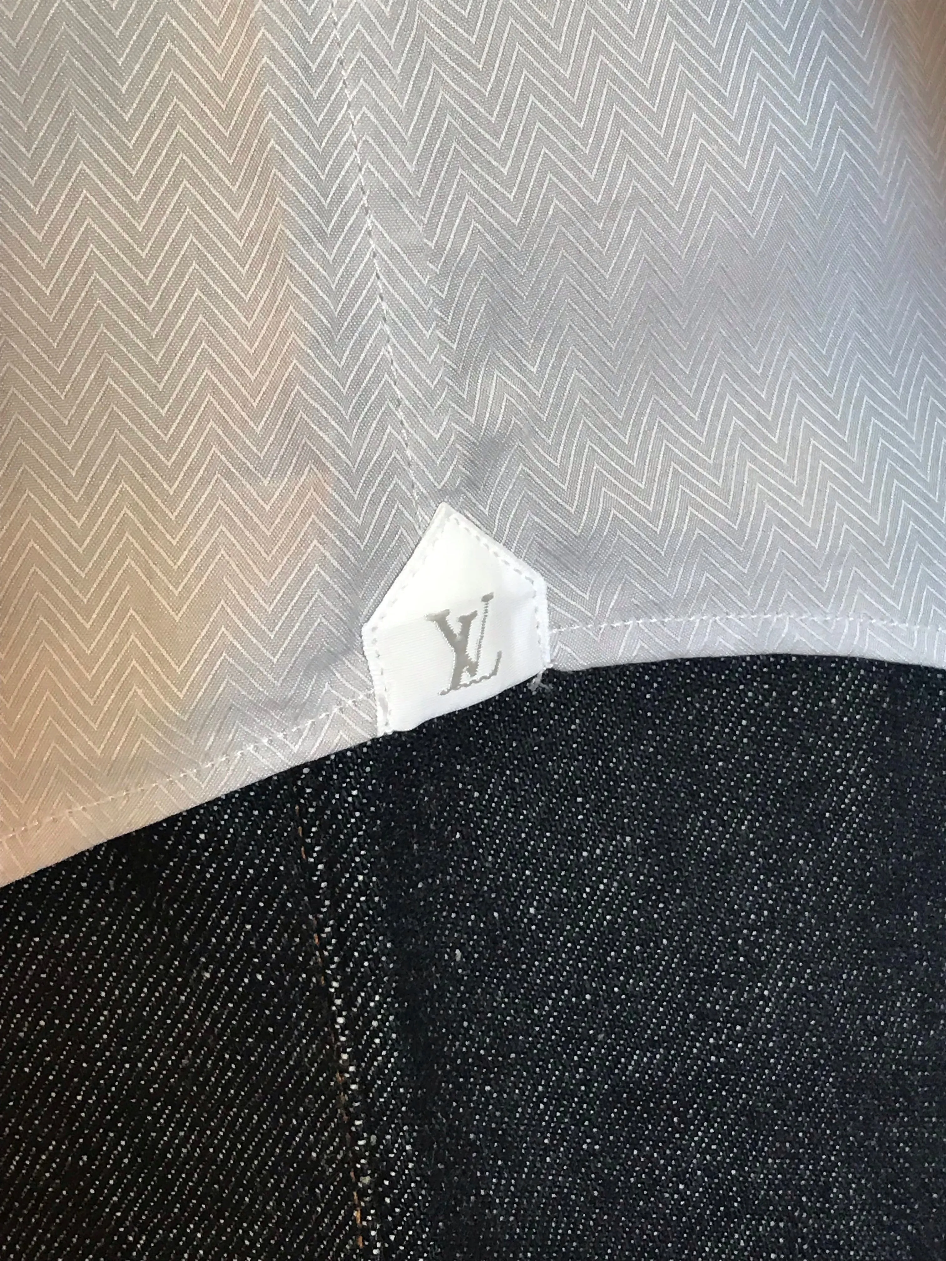 V Motif Dress Shirt